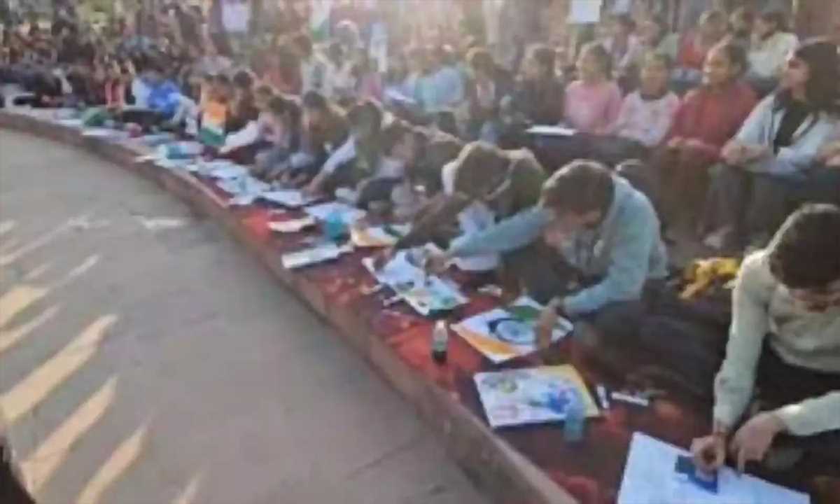 दिल्ली के कनॉट प्लेस में पेंटिंग आर्टिस्ट्स का जमावड़ा, वन नेशन, वन इलेक्शन का दिया संदेश